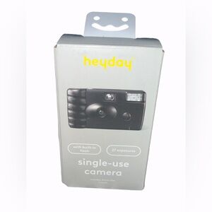 Heyday Black Single-Use Camera with Flash
Includes 35 mm Film 27 Exposures
NIB